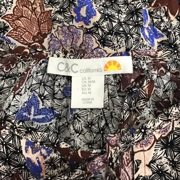 C & C California Floral Flutter Sleeve Tie Neck Blouse Size Medium - Picture 5 of 6